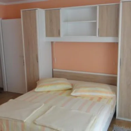 Seafront Pretner Apartment